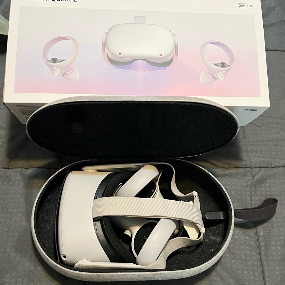Oculus Quest 2 VR Headset - White and Black